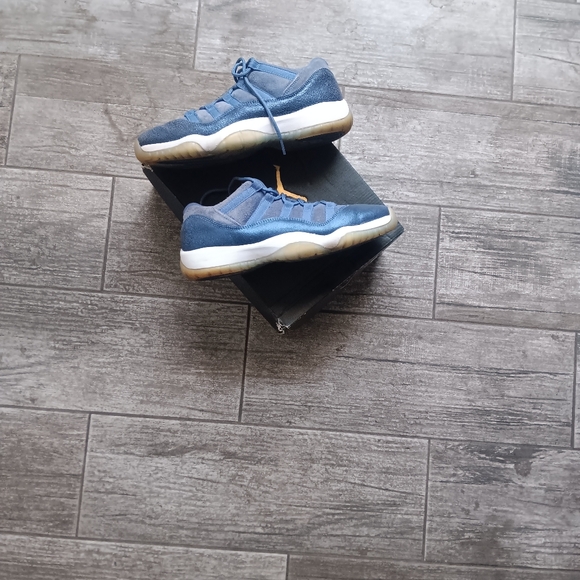 Nike Air Jordan Retro 11 - Picture 2 of 3